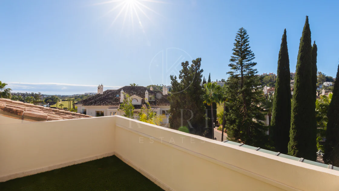 Penthouse duplex spațios, renovat cu rafinament, în Las Alamandas, Nueva Andalucía