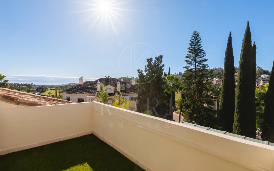 Amplio ático dúplex exquisitamente renovado en Las Alamandas, Nueva Andalucía