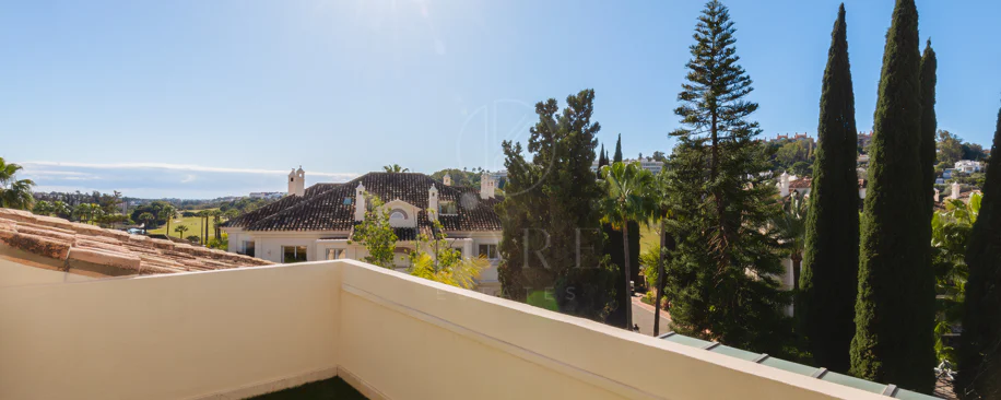 Penthouse duplex spațios, renovat cu rafinament, în Las Alamandas, Nueva Andalucía