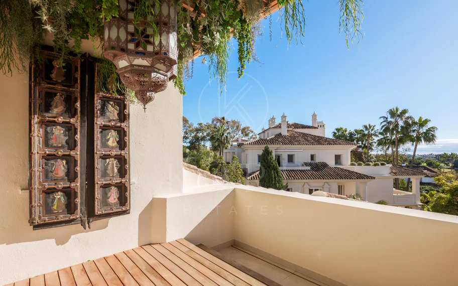 Amplio ático dúplex exquisitamente renovado en Las Alamandas, Nueva Andalucía