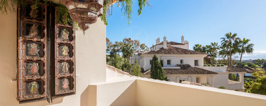 Penthouse duplex spațios, renovat cu rafinament, în Las Alamandas, Nueva Andalucía