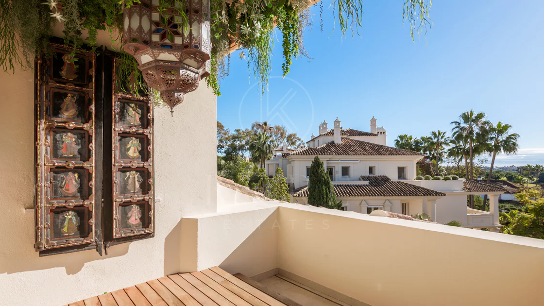 Penthouse duplex spațios, renovat cu rafinament, în Las Alamandas, Nueva Andalucía