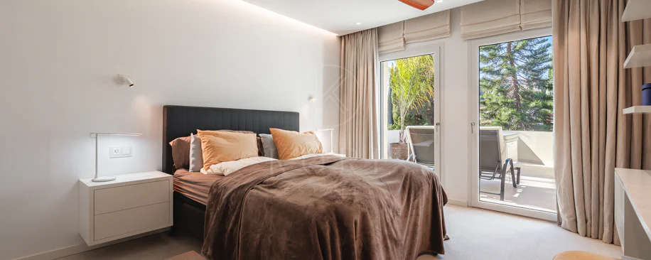 Penthouse duplex spațios, renovat cu rafinament, în Las Alamandas, Nueva Andalucía