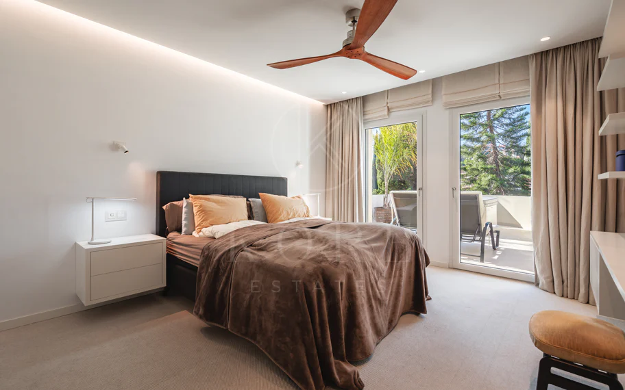 Amplio ático dúplex exquisitamente renovado en Las Alamandas, Nueva Andalucía