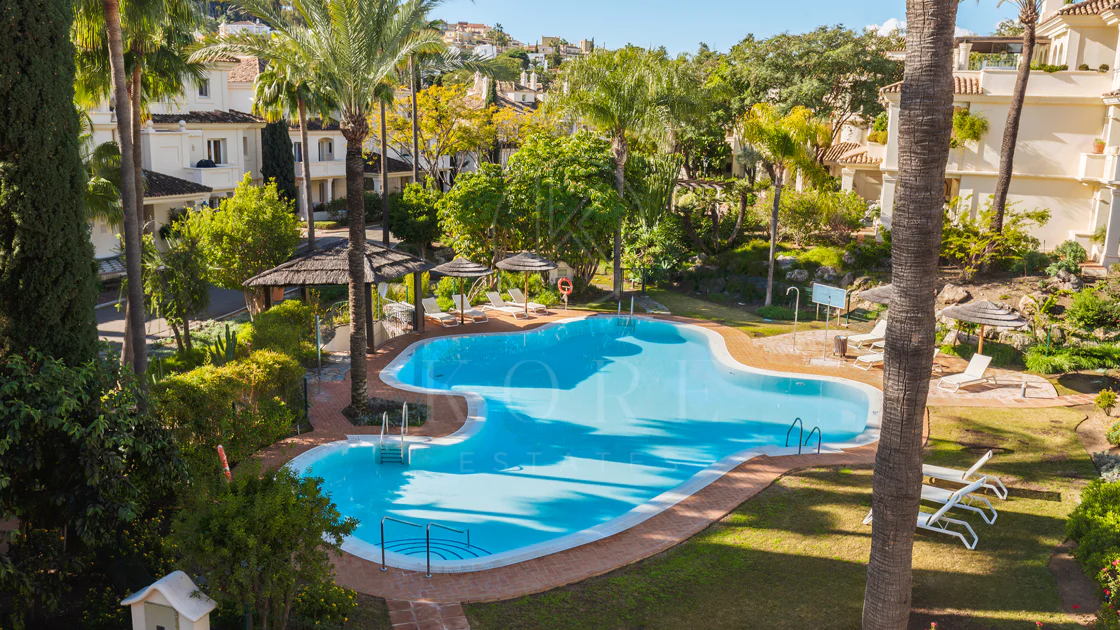 Penthouse duplex spațios, renovat cu rafinament, în Las Alamandas, Nueva Andalucía