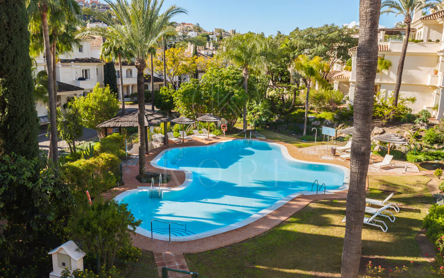 Amplio ático dúplex exquisitamente renovado en Las Alamandas, Nueva Andalucía