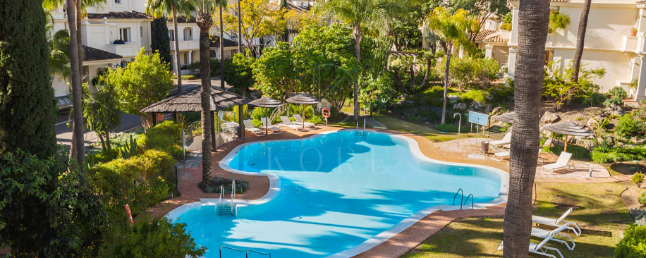 Penthouse duplex spațios, renovat cu rafinament, în Las Alamandas, Nueva Andalucía