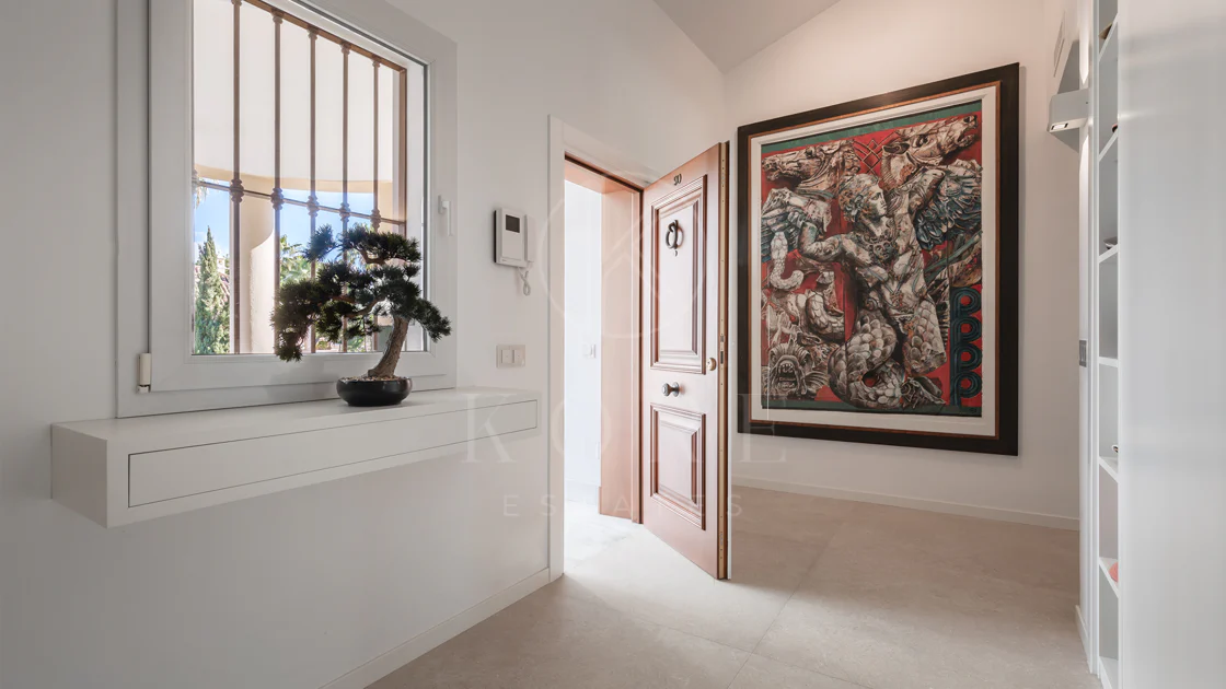 Penthouse duplex spațios, renovat cu rafinament, în Las Alamandas, Nueva Andalucía