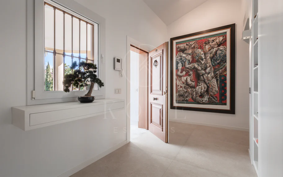 Amplio ático dúplex exquisitamente renovado en Las Alamandas, Nueva Andalucía