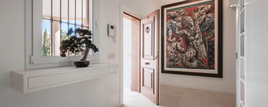 Penthouse duplex spațios, renovat cu rafinament, în Las Alamandas, Nueva Andalucía