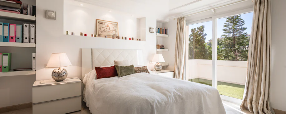 Penthouse duplex spațios, renovat cu rafinament, în Las Alamandas, Nueva Andalucía