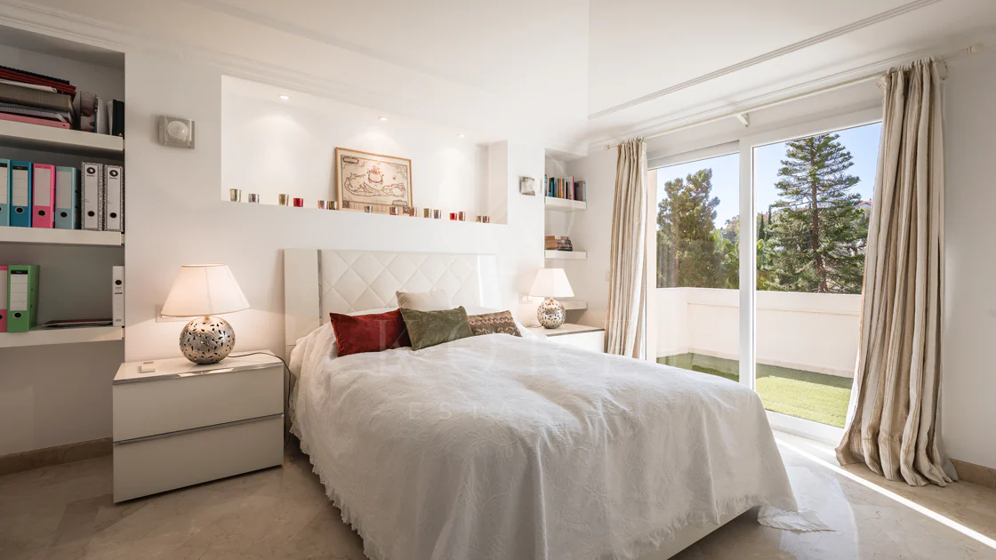 Penthouse duplex spațios, renovat cu rafinament, în Las Alamandas, Nueva Andalucía