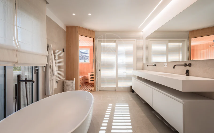 Amplio ático dúplex exquisitamente renovado en Las Alamandas, Nueva Andalucía