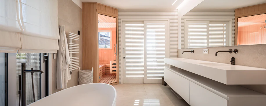 Penthouse duplex spațios, renovat cu rafinament, în Las Alamandas, Nueva Andalucía