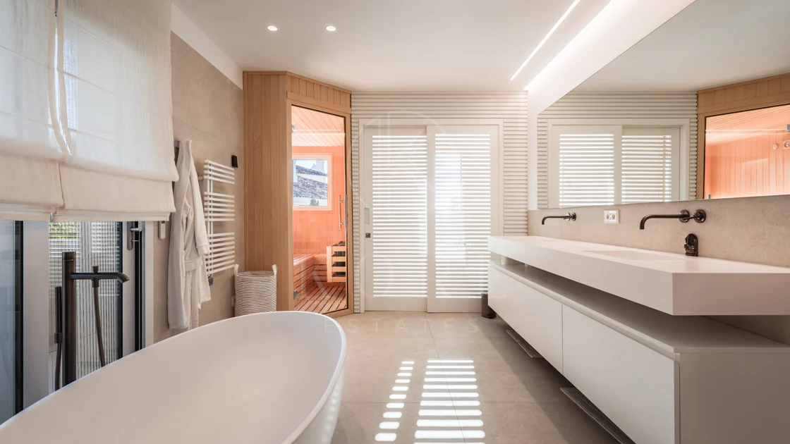 Penthouse duplex spațios, renovat cu rafinament, în Las Alamandas, Nueva Andalucía