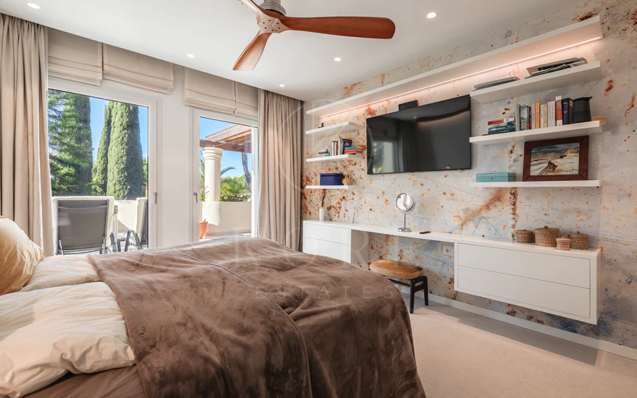 Amplio ático dúplex exquisitamente renovado en Las Alamandas, Nueva Andalucía