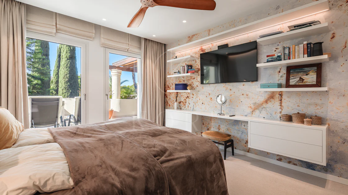 Penthouse duplex spațios, renovat cu rafinament, în Las Alamandas, Nueva Andalucía