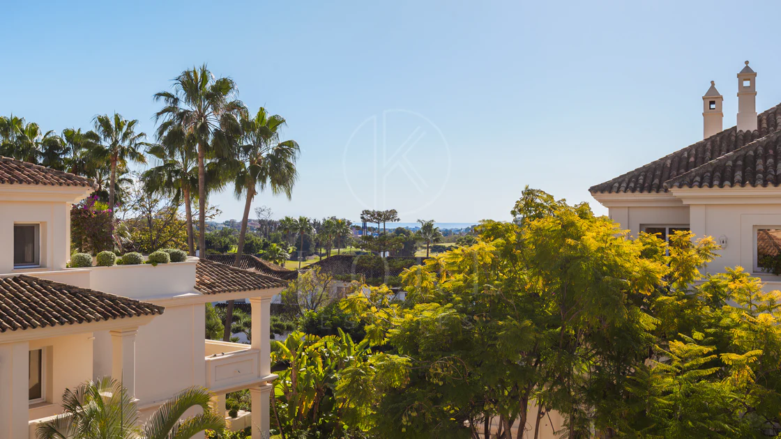 Penthouse duplex spațios, renovat cu rafinament, în Las Alamandas, Nueva Andalucía