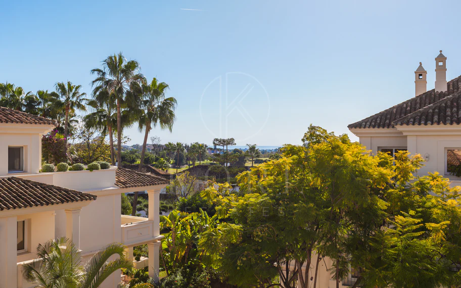 Amplio ático dúplex exquisitamente renovado en Las Alamandas, Nueva Andalucía