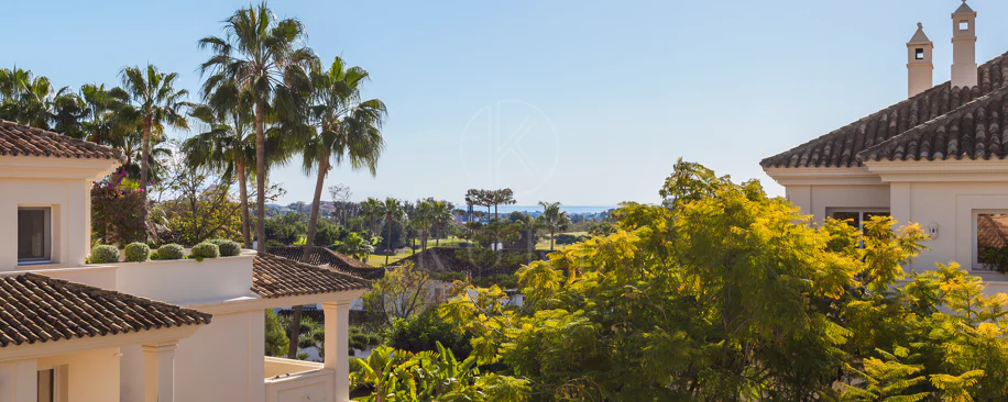 Penthouse duplex spațios, renovat cu rafinament, în Las Alamandas, Nueva Andalucía
