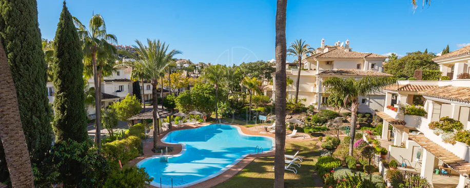 Penthouse duplex spațios, renovat cu rafinament, în Las Alamandas, Nueva Andalucía