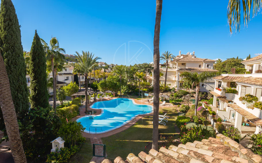 Amplio ático dúplex exquisitamente renovado en Las Alamandas, Nueva Andalucía