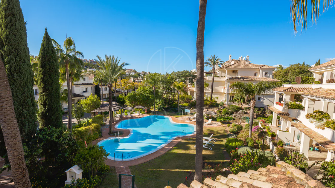 Penthouse duplex spațios, renovat cu rafinament, în Las Alamandas, Nueva Andalucía