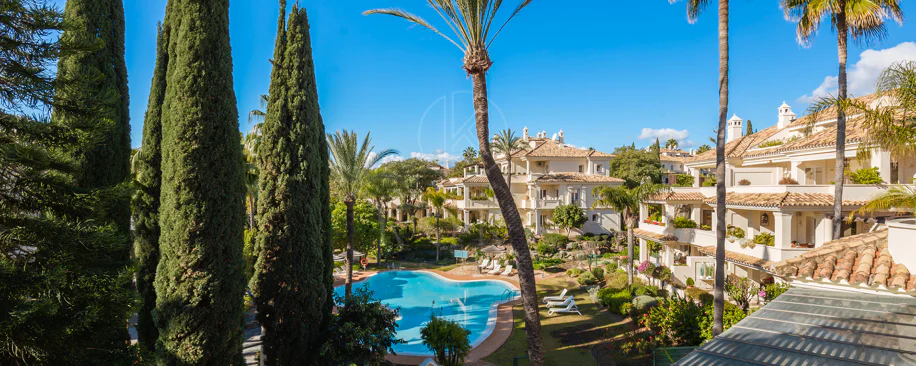 Penthouse duplex spațios, renovat cu rafinament, în Las Alamandas, Nueva Andalucía