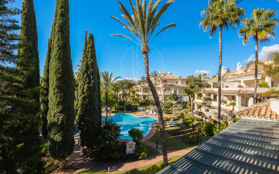 Amplio ático dúplex exquisitamente renovado en Las Alamandas, Nueva Andalucía