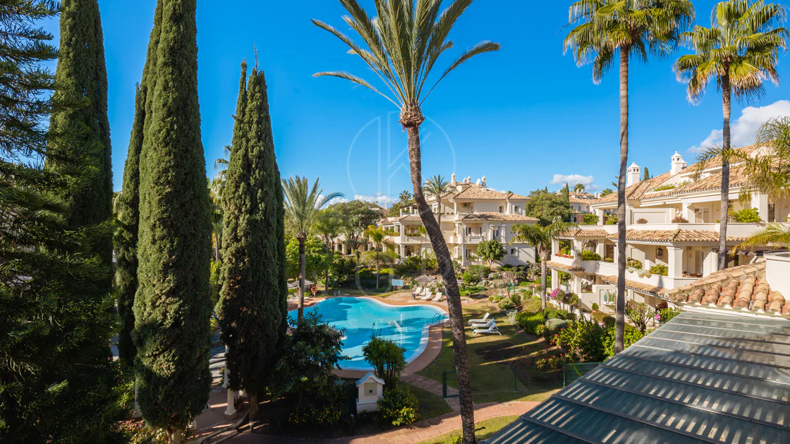 Penthouse duplex spațios, renovat cu rafinament, în Las Alamandas, Nueva Andalucía