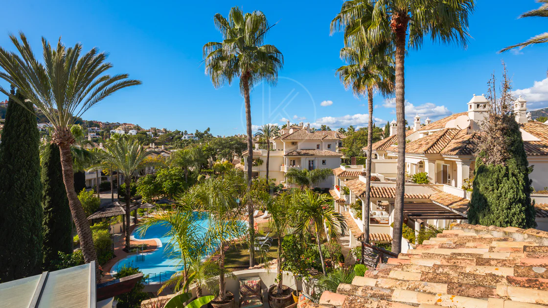 Penthouse duplex spațios, renovat cu rafinament, în Las Alamandas, Nueva Andalucía