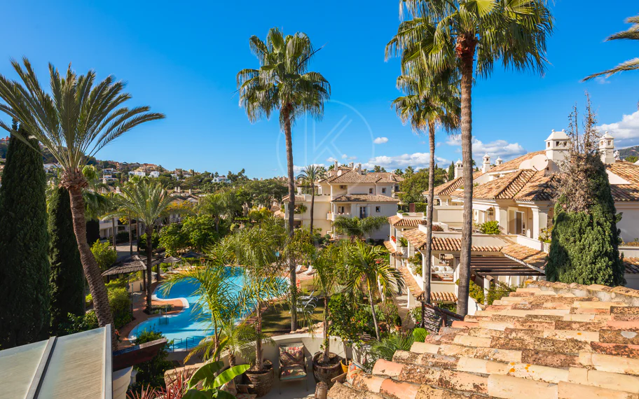 Amplio ático dúplex exquisitamente renovado en Las Alamandas, Nueva Andalucía