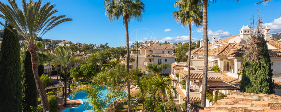 Penthouse duplex spațios, renovat cu rafinament, în Las Alamandas, Nueva Andalucía