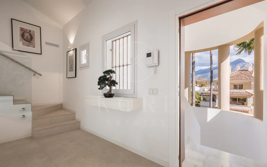 Amplio ático dúplex exquisitamente renovado en Las Alamandas, Nueva Andalucía