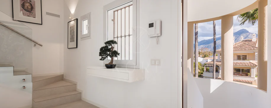 Penthouse duplex spațios, renovat cu rafinament, în Las Alamandas, Nueva Andalucía