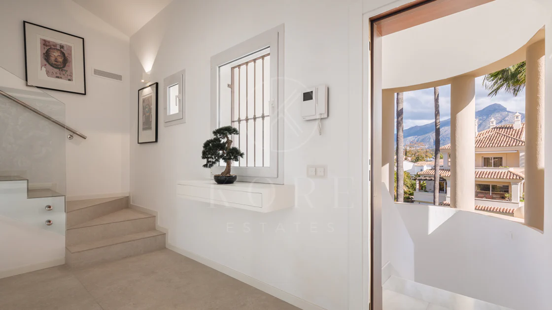 Penthouse duplex spațios, renovat cu rafinament, în Las Alamandas, Nueva Andalucía