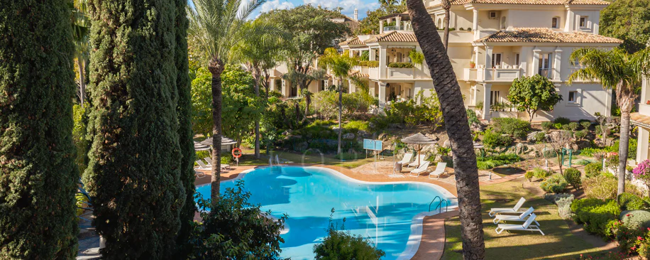 Penthouse duplex spațios, renovat cu rafinament, în Las Alamandas, Nueva Andalucía