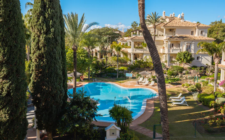 Amplio ático dúplex exquisitamente renovado en Las Alamandas, Nueva Andalucía