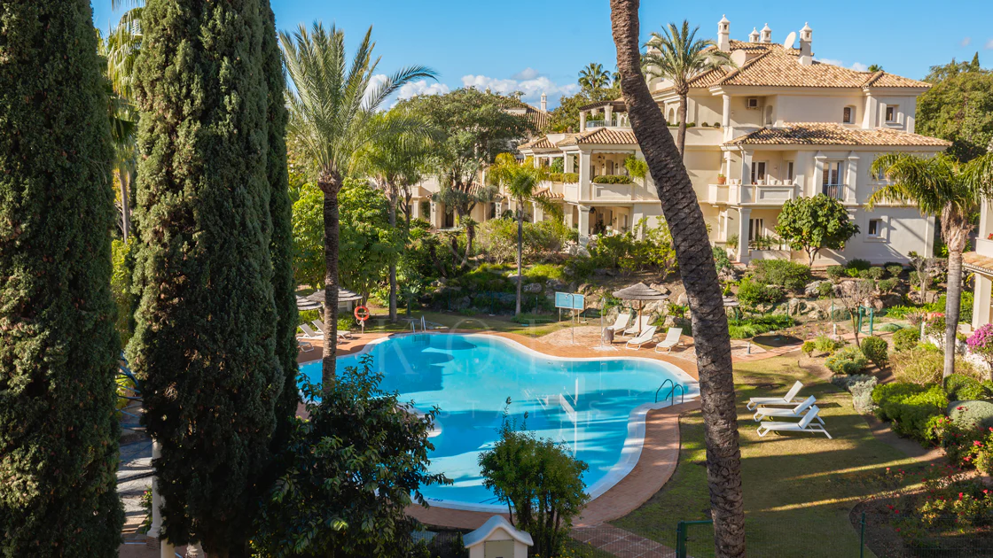 Penthouse duplex spațios, renovat cu rafinament, în Las Alamandas, Nueva Andalucía