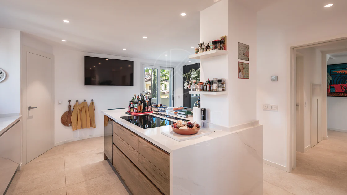 Penthouse duplex spațios, renovat cu rafinament, în Las Alamandas, Nueva Andalucía