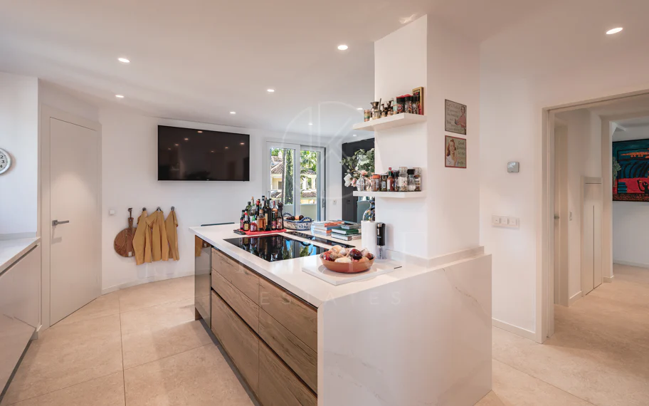 Amplio ático dúplex exquisitamente renovado en Las Alamandas, Nueva Andalucía
