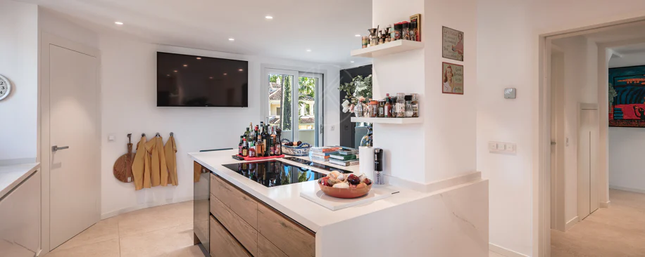 Penthouse duplex spațios, renovat cu rafinament, în Las Alamandas, Nueva Andalucía
