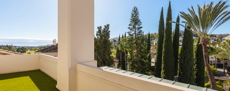 Penthouse duplex spațios, renovat cu rafinament, în Las Alamandas, Nueva Andalucía