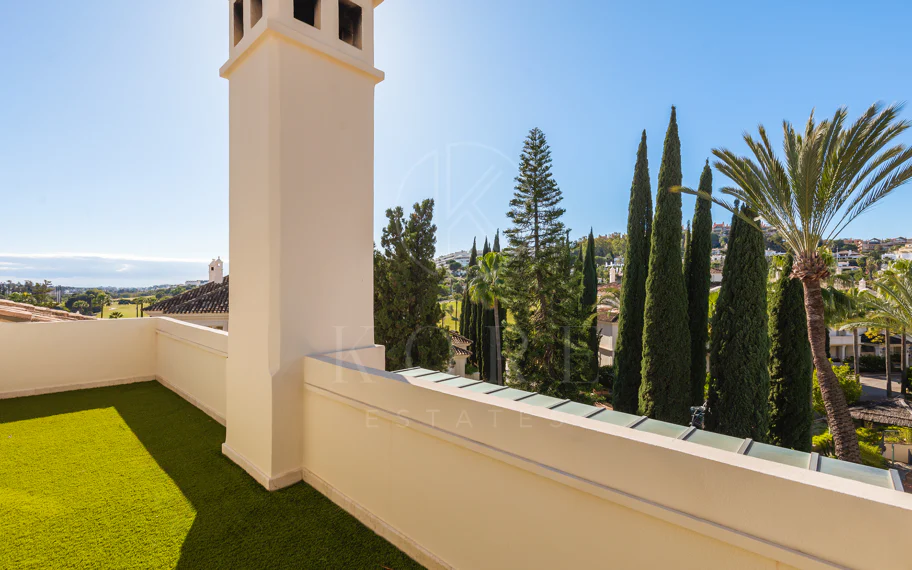 Amplio ático dúplex exquisitamente renovado en Las Alamandas, Nueva Andalucía