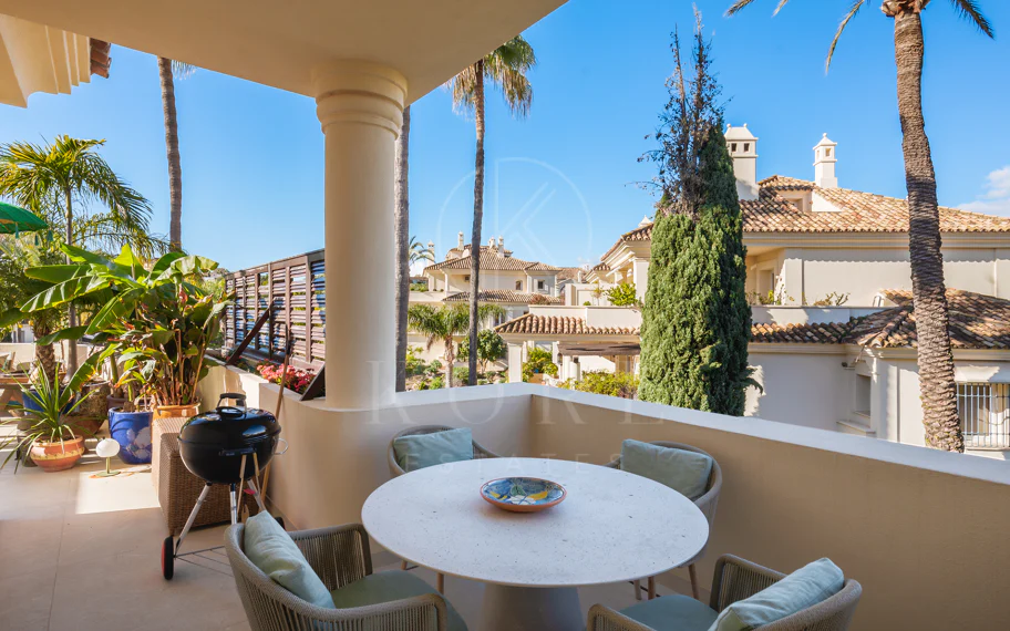 Amplio ático dúplex exquisitamente renovado en Las Alamandas, Nueva Andalucía