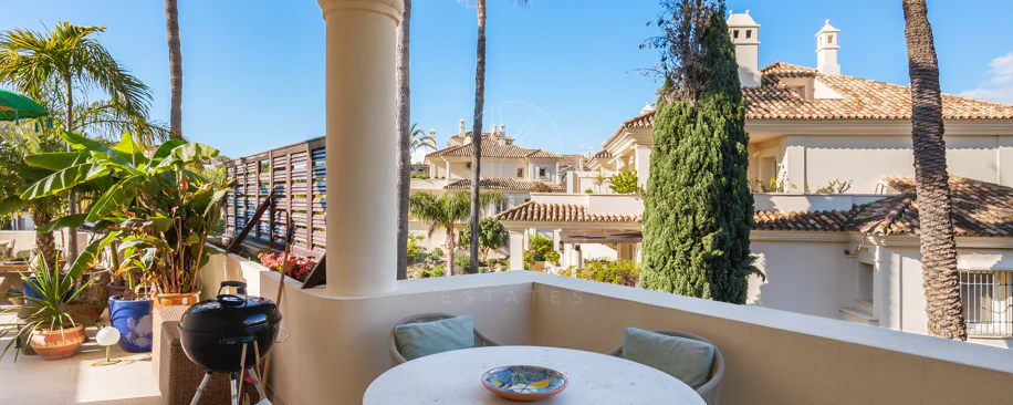 Penthouse duplex spațios, renovat cu rafinament, în Las Alamandas, Nueva Andalucía