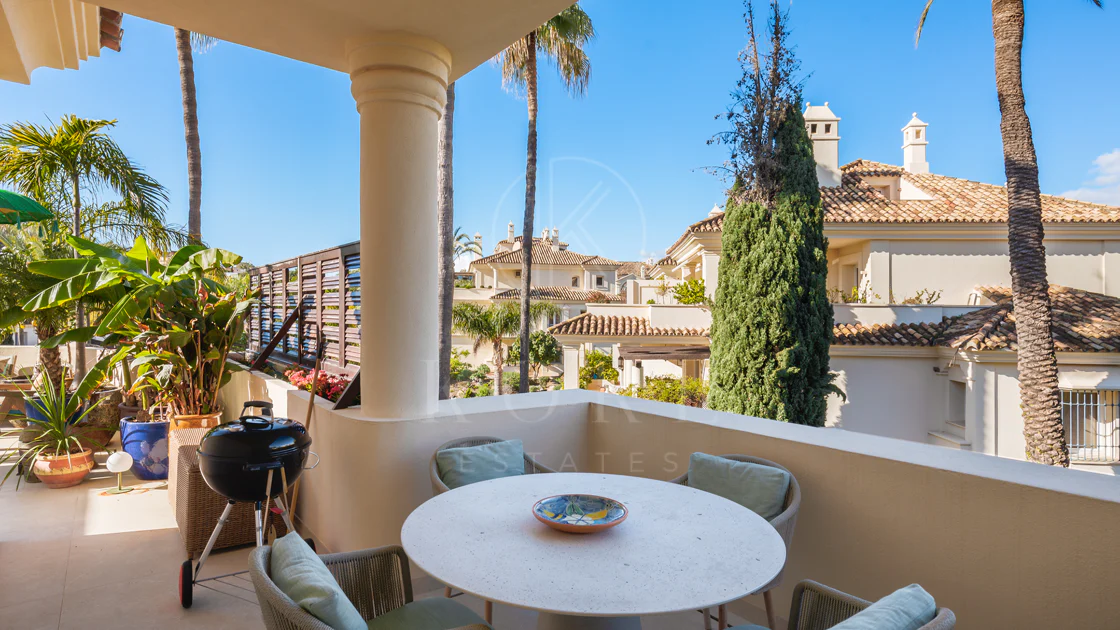 Penthouse duplex spațios, renovat cu rafinament, în Las Alamandas, Nueva Andalucía