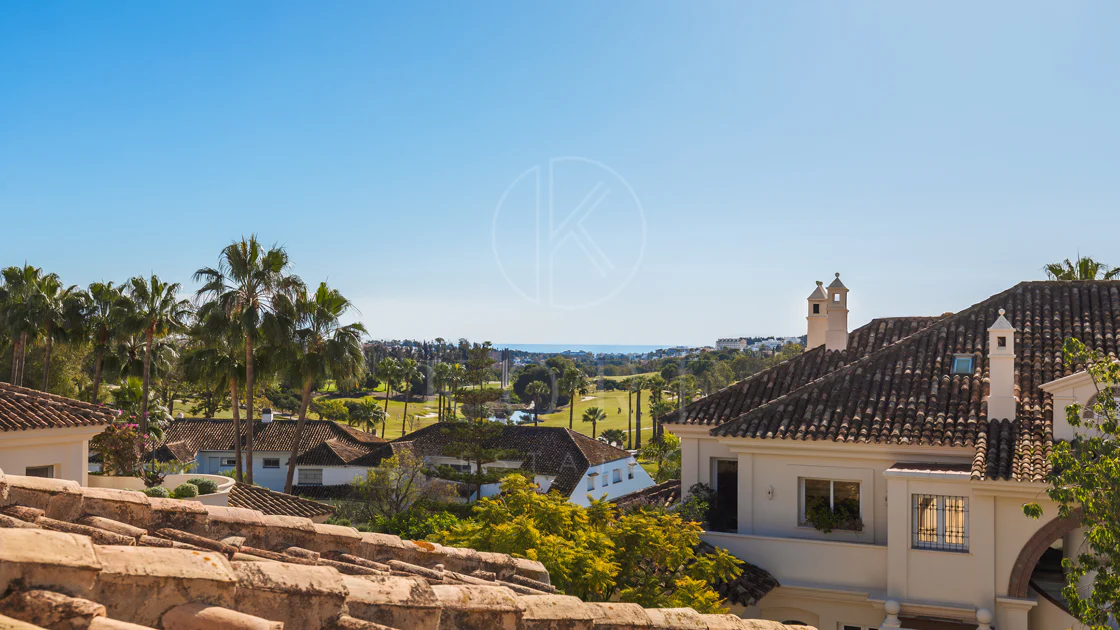 Penthouse duplex spațios, renovat cu rafinament, în Las Alamandas, Nueva Andalucía