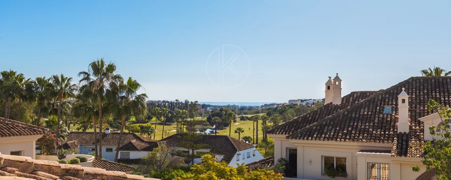 Penthouse duplex spațios, renovat cu rafinament, în Las Alamandas, Nueva Andalucía