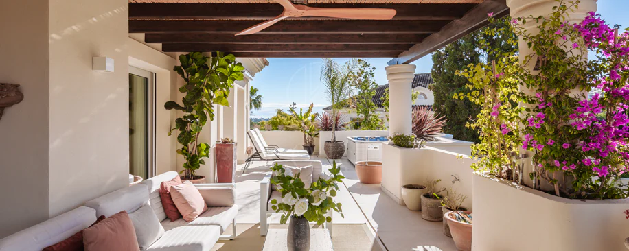 Penthouse duplex spațios, renovat cu rafinament, în Las Alamandas, Nueva Andalucía